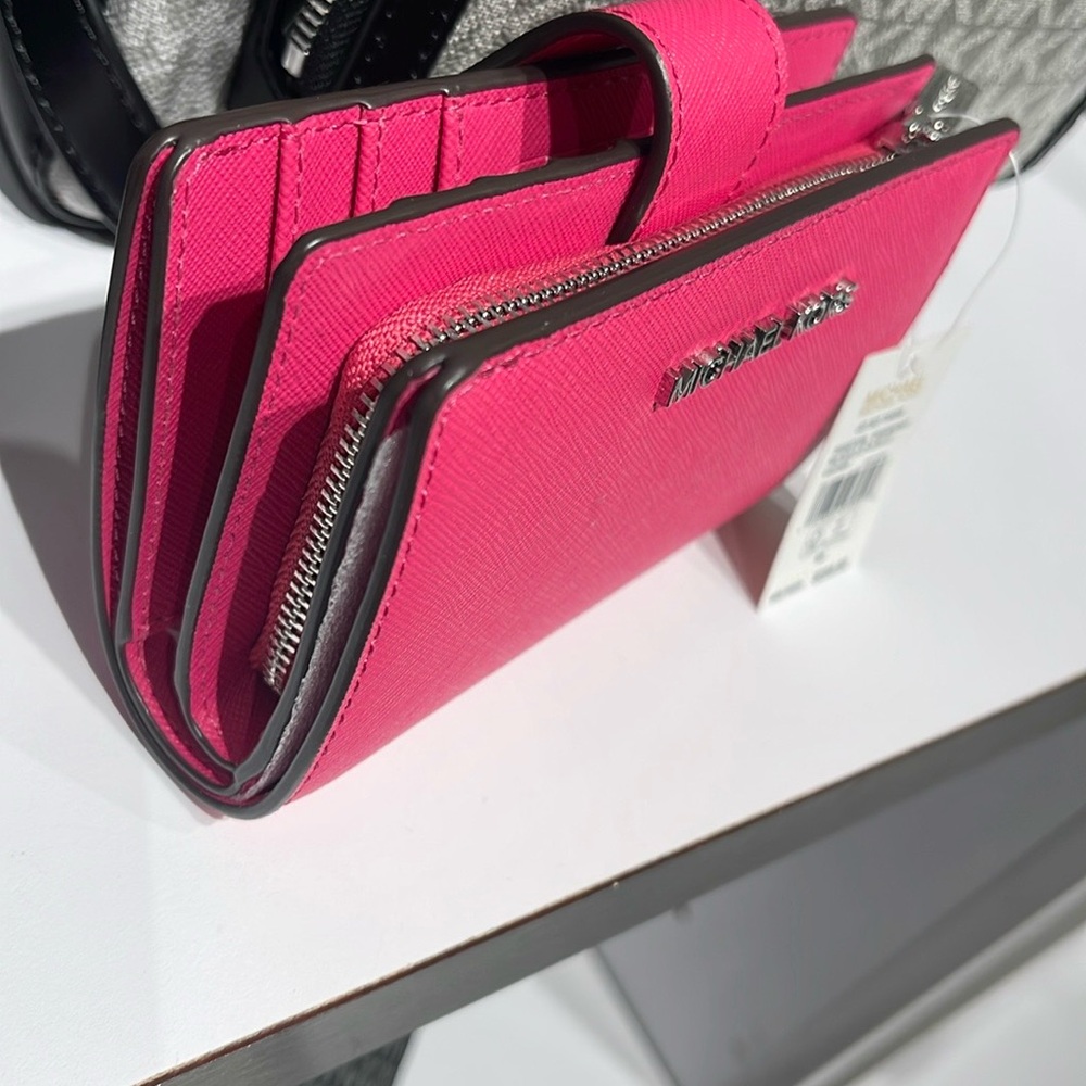 Michael Kors Medium Saffiano Leather Bifold Wallet
NWT - Picture 7 of 16